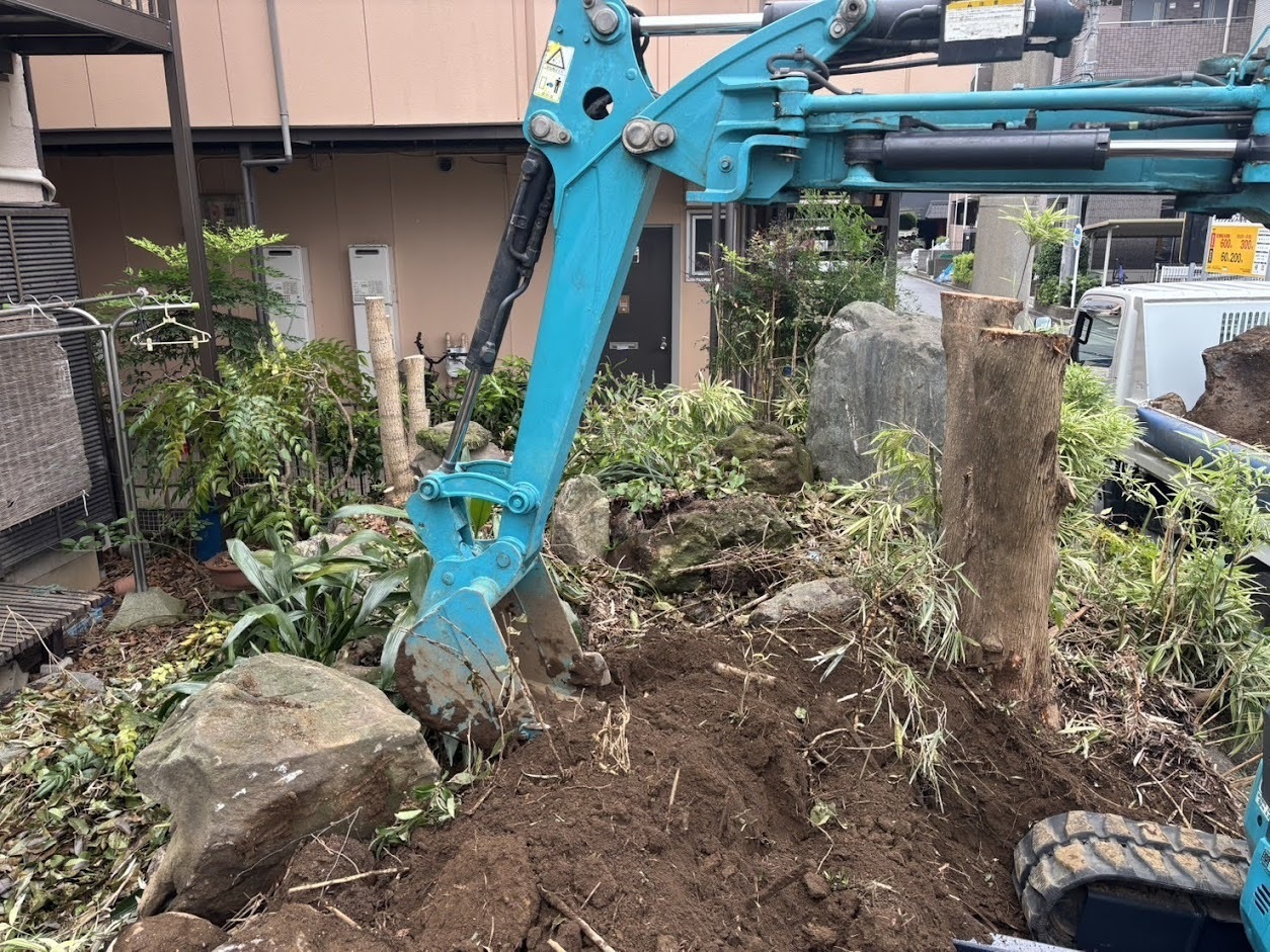 庭じまいに伴う庭木伐採と抜根作業