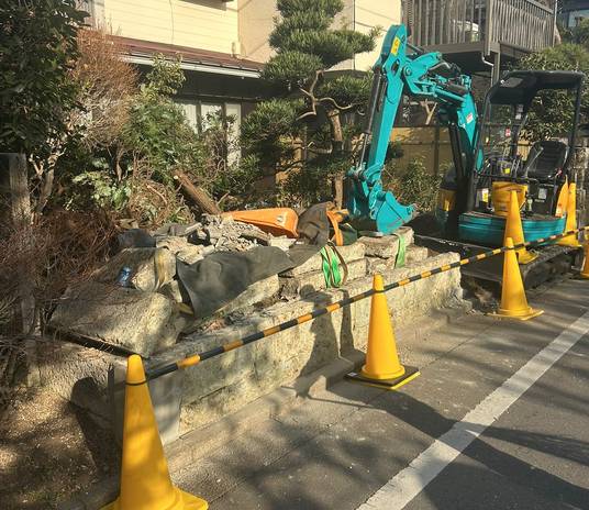 庭じまいに伴う大谷石塀の解体撤去作業