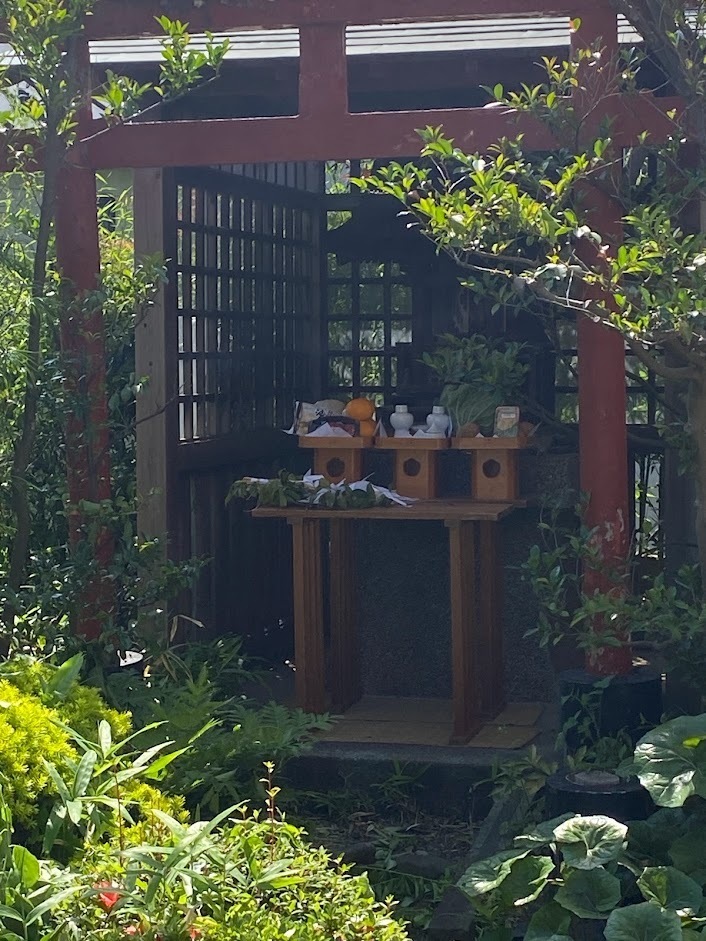 庭じまいでは、祠・鳥居・石碑・灯籠など、長年大切にされてきたものを撤去する場合があります。  お客様のご希望により、撤去前に御霊抜きやお祓いを行い、想いのあるものにも配慮しながら作業を進めます。