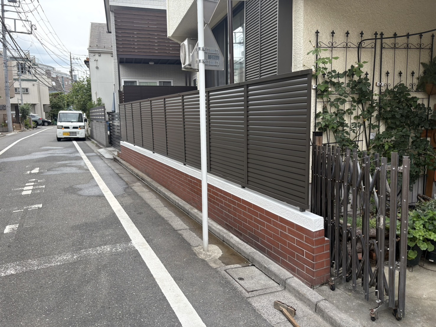練馬区の庭じまい後に目隠しフェンスを設置した内側の施工後